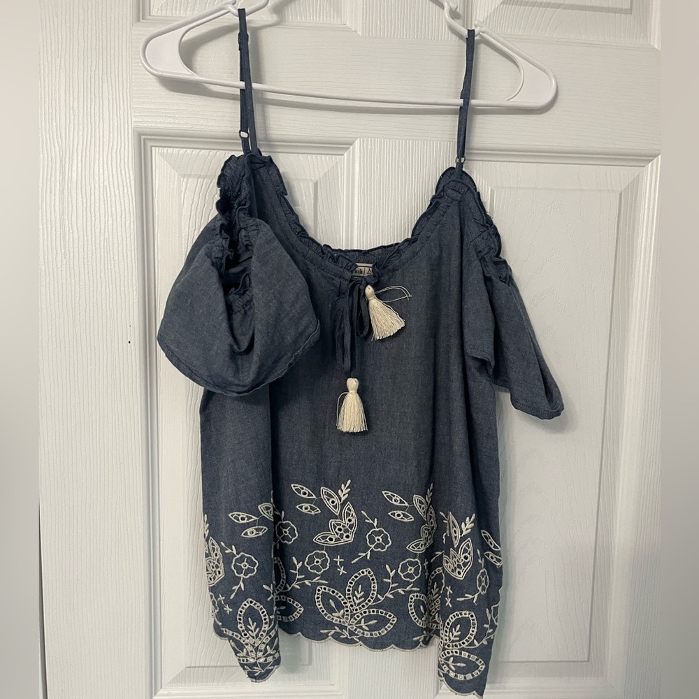 Ambercrombie and fitch tank with straps and side sleeves.